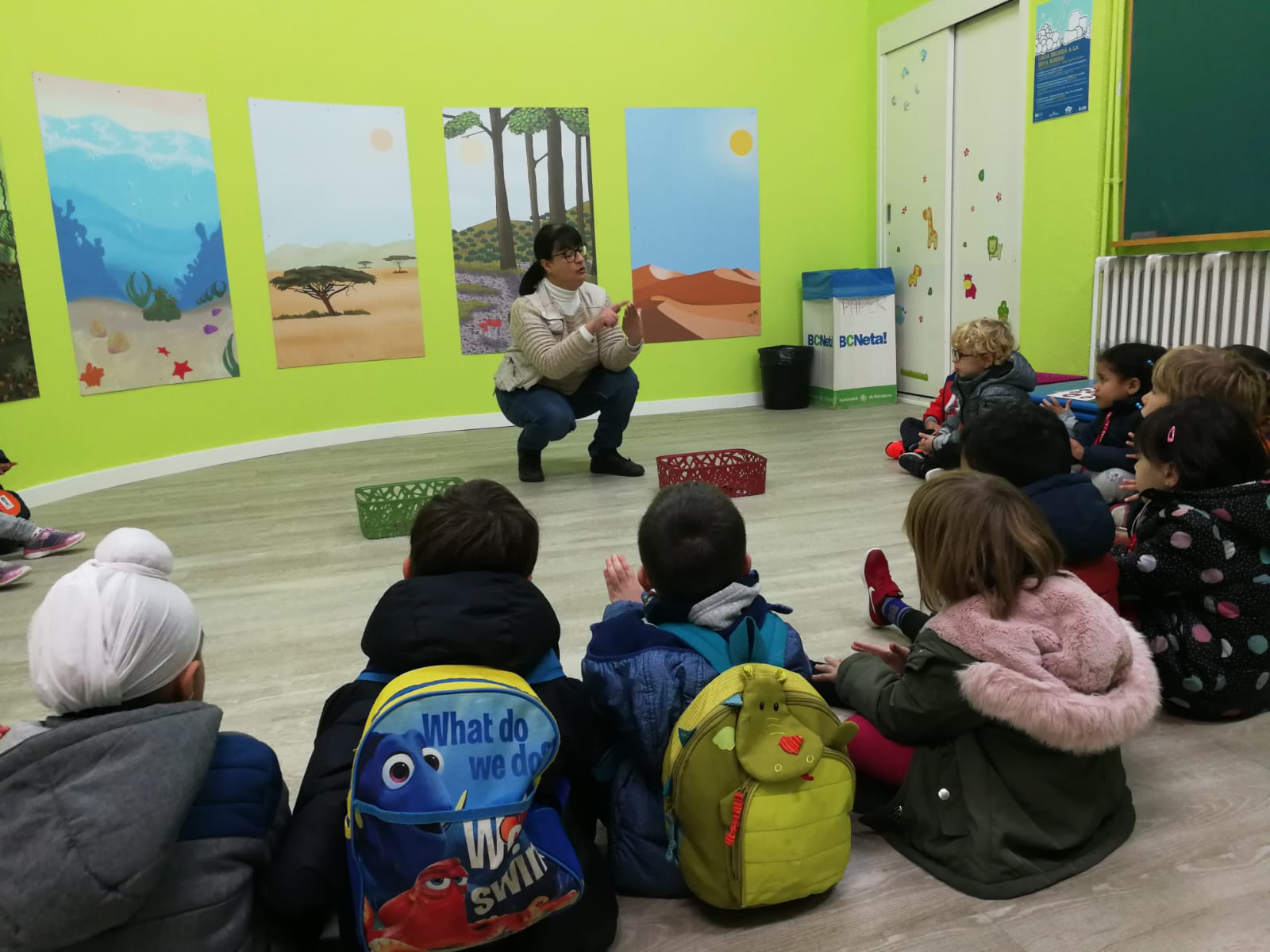 L'educadora fent la introducció als alumnes